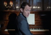 Jude Law danse dans un court-métrage pour le whisky Johnnie Walker Jude Law danse dans un court-métrage pour le whisky Johnnie Walker
