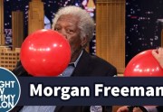 Morgan Freeman et sa voix après avoir inhalé de l'hélium Morgan Freeman et sa voix après avoir inhalé de l'hélium