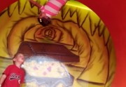 La petite fille, la roue et la tête à l'envers : la vidéo WTF La petite fille, la roue et la tête à l'envers : la vidéo WTF