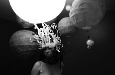 Réalisation d'un chapeau en papier, sur le thème de la légèreté. Travail d'expression plastique.