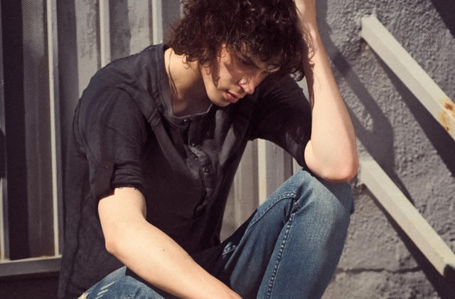 Julian Perretta chante Wonder Why. Et ça défonce.