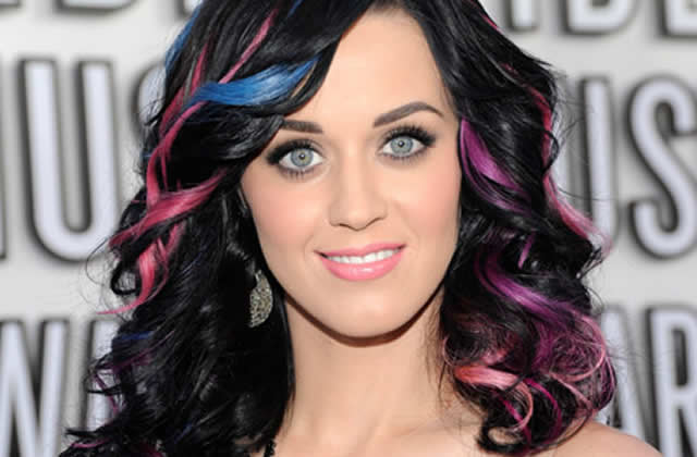 Les mèches colorées de Katy Perry katy perry mèches colorées cheveux1