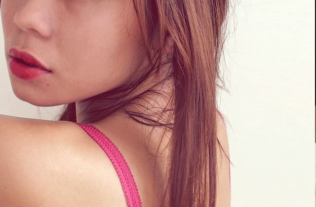 Le bandeau sur les cheveux pour lapplication du masque