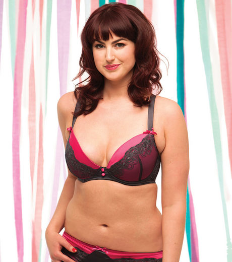 SWANSEA SEINS JENNIE LOUISE Filles nues chaudes avec de beaux seins