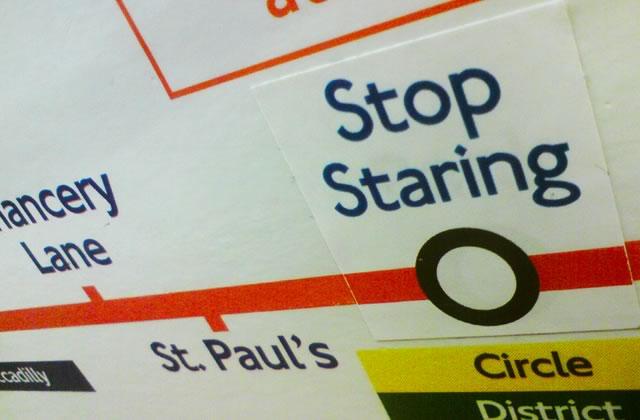 Les hilarants faux panneaux du métro londonien