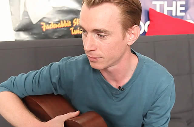 Exclu ! Ben Mazué chante « Vivant » guitare-voix