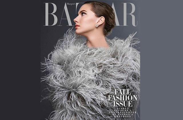 La petite-fille d’Audrey Hepburn lui rend hommage dans le Harper’s Bazaar