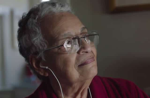Apple sort sa pub de Noël 2014 en forme d’amour grand-mère/petite-fille