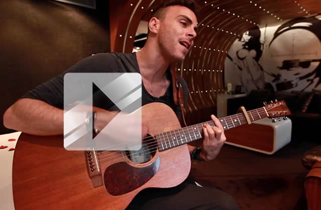Asaf Avidan chante « Over my head » en acoustique guitare-voix