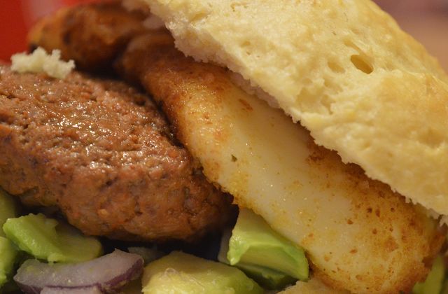 Burgers au Babybel et à l’avocat — Recette décadente