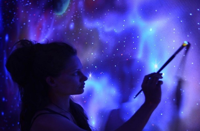 De superbes fresques réalisées à la peinture luminescente
