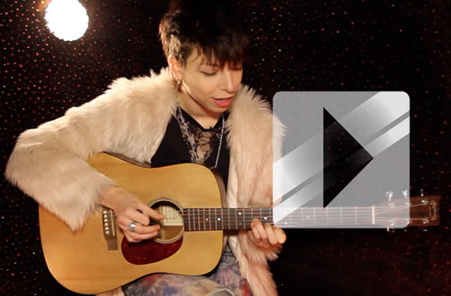 Mademoiselle K interprète « R U swimming ? » en acoustique