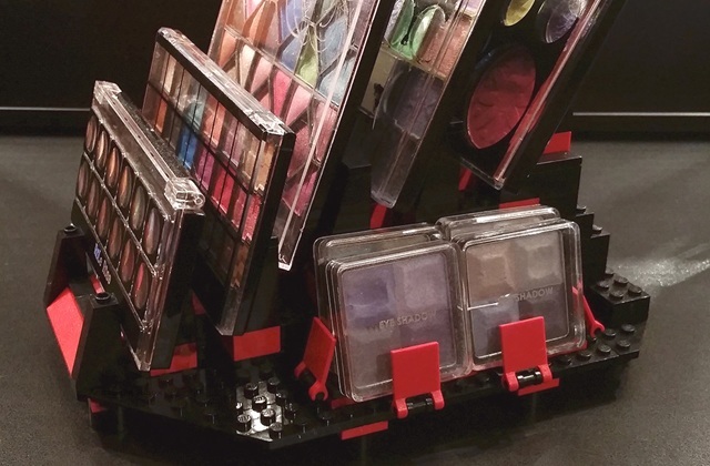 Les présentoirs à maquillage en LEGO, la bonne idée du jour !