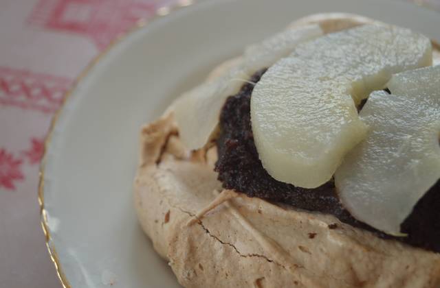 Mini-pavlovas poire, chocolat et noisettes — Recette croquante
