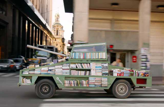 Un tank transformé en bibliothèque, une arme d’instruction massive