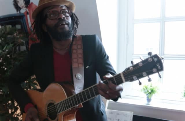 Tété chante « Persona non grata » en acoustique