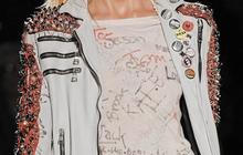 Le tee-shirt graffitis de chez Balmain