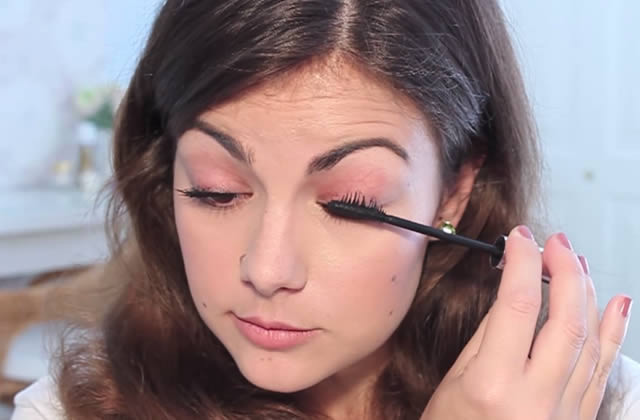 Tutos vidéos : comment poser l’eye liner et le mascara