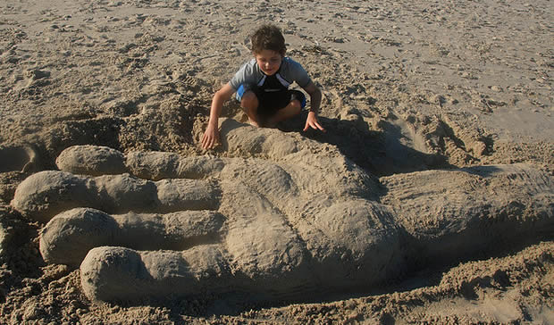 gamin-plage-main