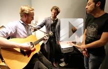 Roken is Dodelijk chantent « When We Dance » en acoustique