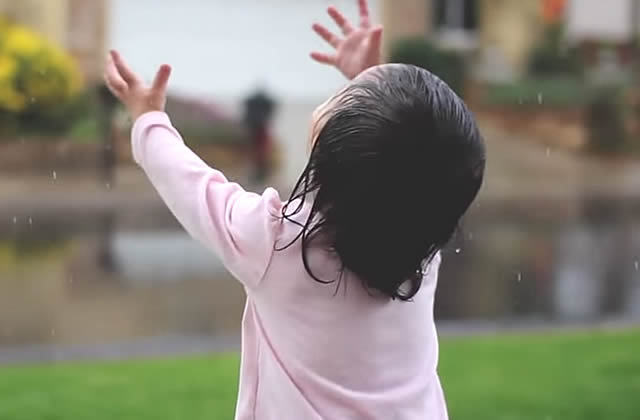 Kayden, 15 mois, découvre la pluie… et c’est magique !