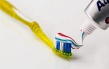 L’histoire du dentifrice, de l’Égypte au bain de bouche d’urine