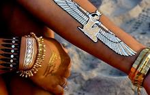Les tatouages éphémères dorés, une tendance phare de l’été 2014