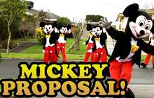 La demande en mariage de Mickey grandeur nature