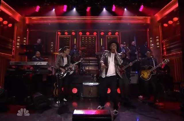 Mark Ronson présente son nouveau single sur le plateau de Jimmy Fallon