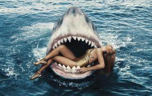 Rihanna pose avec des requins pour le Harper’s Bazaar