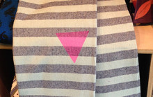 Urban Outfitters utilise le triangle rose et fait (encore) polémique