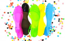 André et Dragibus sortent une collection de sandales en plastique colorées pour l’été 2015