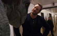 Chris Pratt piégé par deux dinosaures
