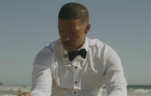 Jamie Foxx, en marié, fait valser le piano dans « In Love By Now », son nouveau clip