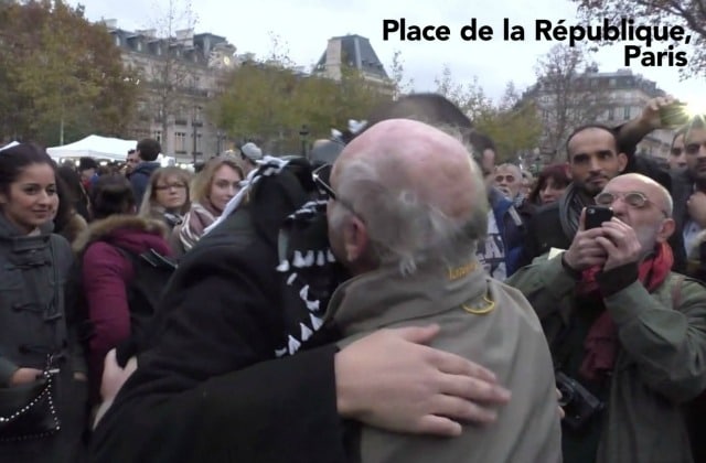 Un musulman reçoit une tonne d’amour place de la République