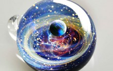 Le cosmos dans une prison de verre, les superbes pendentifs de Satoshi Tomizu