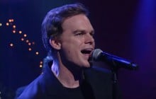 Michael C. Hall interprète « Lazarus » de David Bowie, en live chez Stephen Colbert
