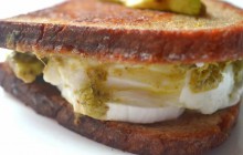 Le grilled cheese chèvre, mozzarella et pesto allie l’amour du fromage à la fraîcheur des herbes