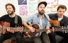 Jil is Lucky interprète « À l’envers » en trio de guitares