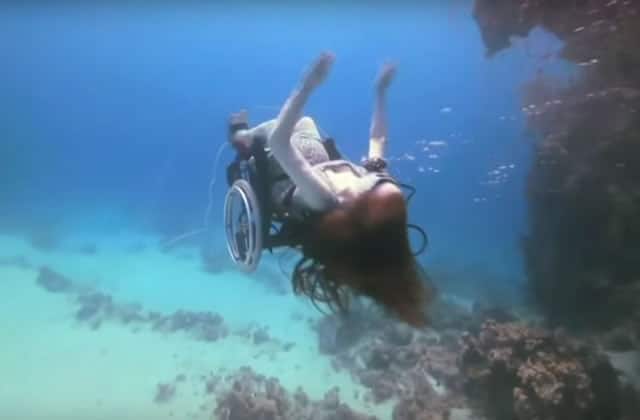 Sue Austin fait de la plongée en vidéo… et en fauteuil roulant !