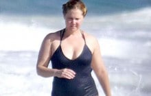 Amy Schumer pose en maillot de bain contre les trolls