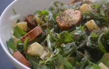 Salade de roquette au comté, aux croûtons et aux pommes — Recette qui croustille #SaladeWeek