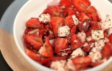 Salade de fraises à la feta et aux échalotes — Recette fruitée