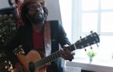 Tété chante « Persona non grata » en acoustique