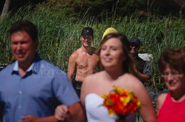 Justin Trudeau photobombe torse nu des photos de mariage
