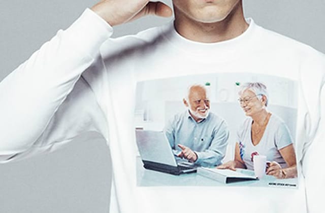 Les t-shirts à base de « stock photos », le mauvais goût jusque sur les seins