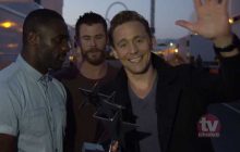 Tom Hiddleston accepte son TV Choice Award avec l’aide de Chris Hemsworth et d’Idris Elba
