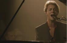 Tom Odell reprend « True Colours » en acoustique et ça donne des frissons