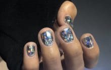 Le nail-art qui brille de mille feux, parfait pour les fêtes de fin d’année