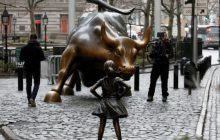 Pour que la Fille Sans Peur continue à se dresser fièrement devant le taureau de Wall Street